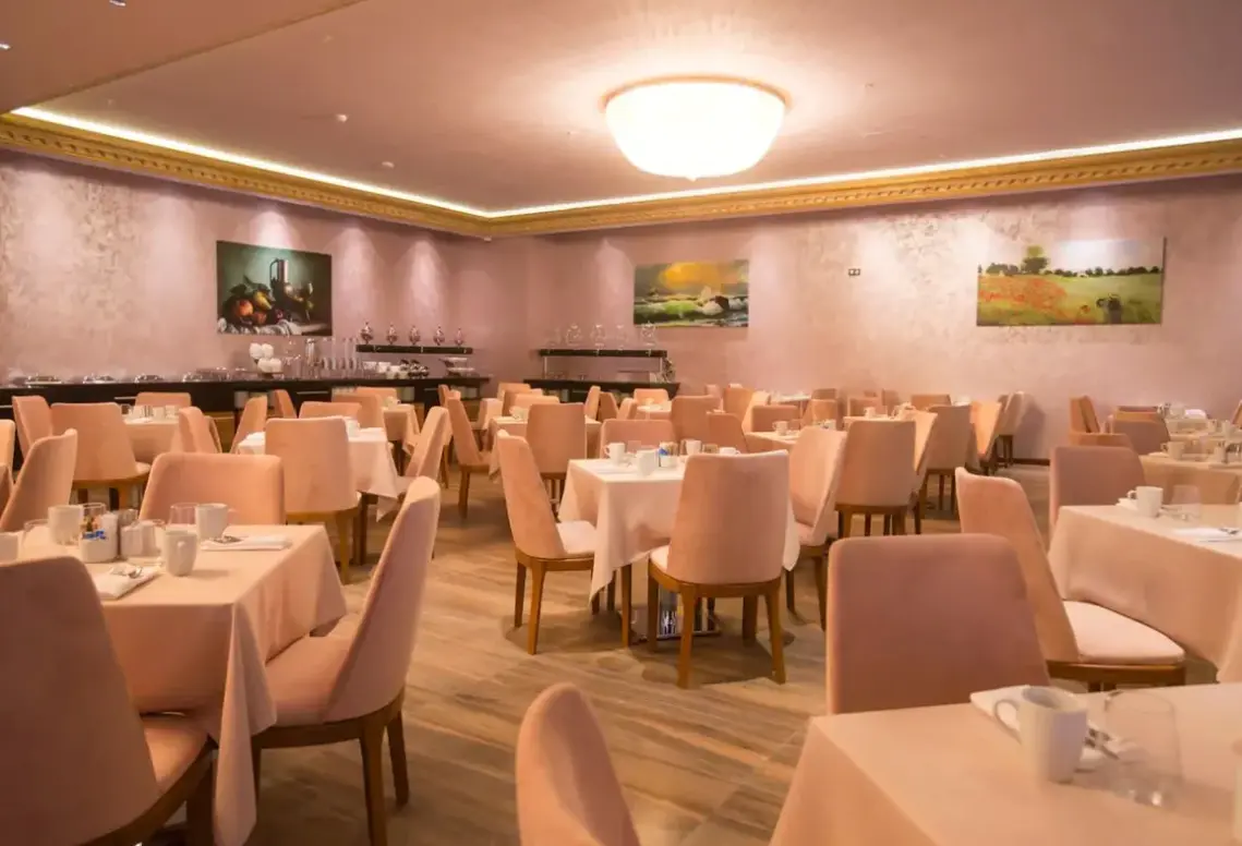 Restauracja i jedzenie w hotelu Wyndham Batumi