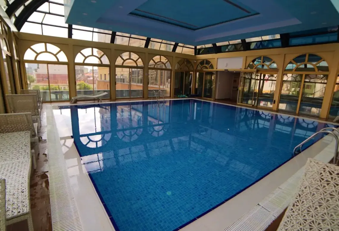 Basen w hotelu Wyndham Batumi