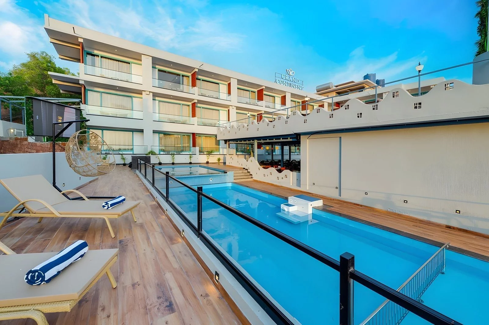 Hotel Grand Continent Morjim