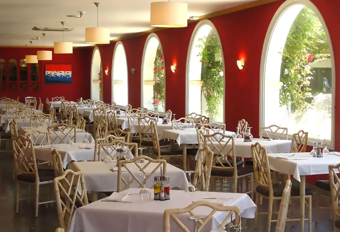 Restauracja i jedzenie w hotelu 4R Gran Europe