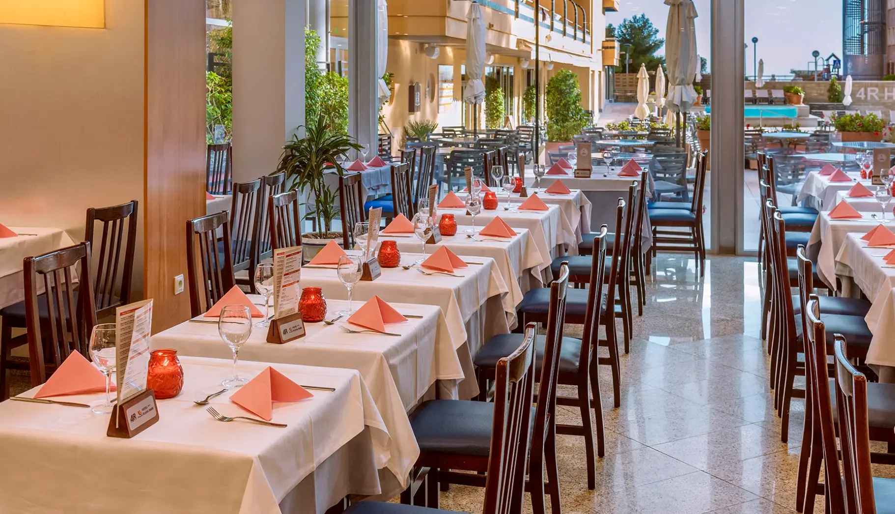 Restauracja i jedzenie w hotelu 4R Playa Park