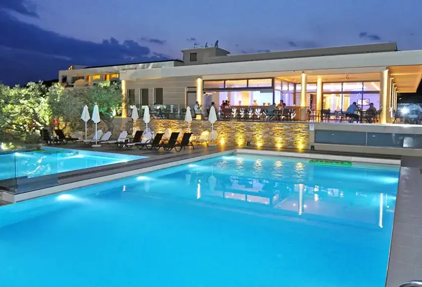 Basen w hotelu Aeolis Thassos Palace
