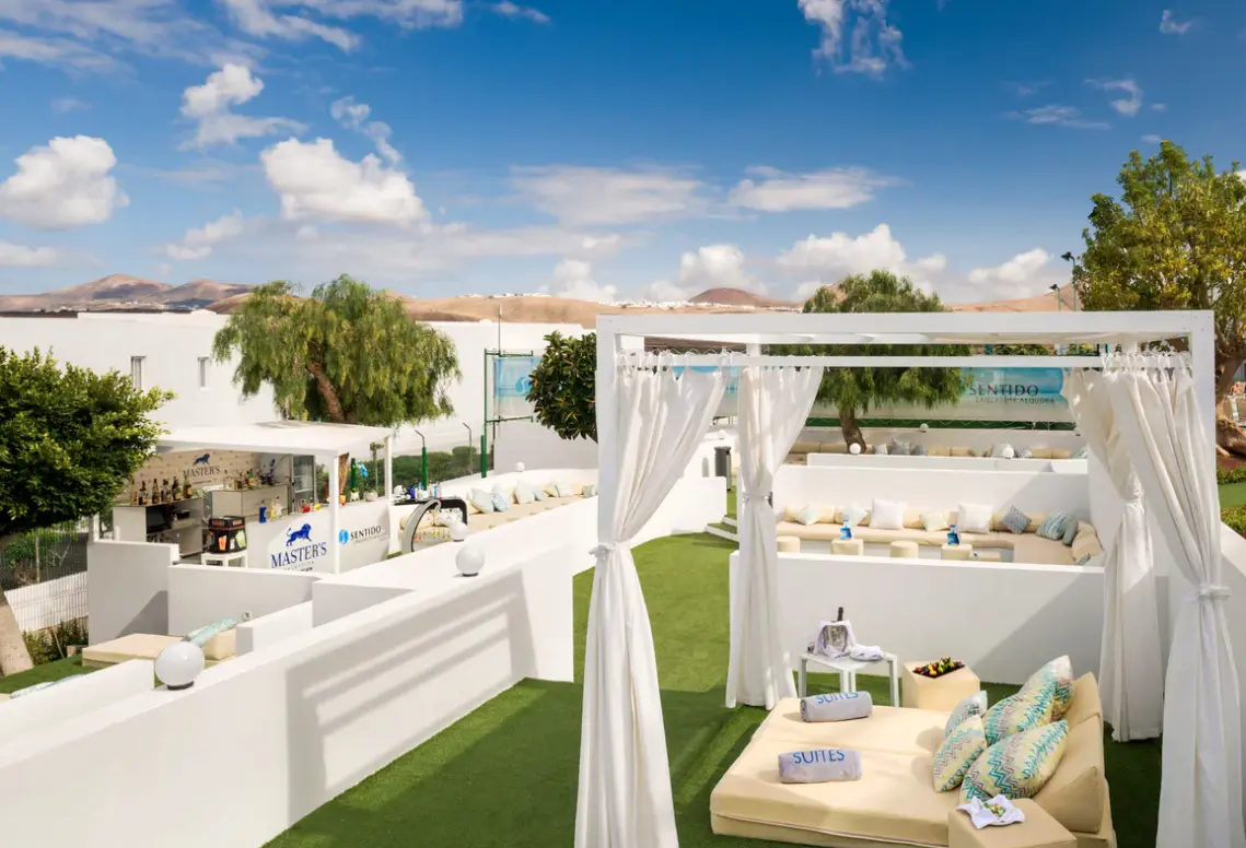 Basen w hotelu Aequora Lanzarote Suites