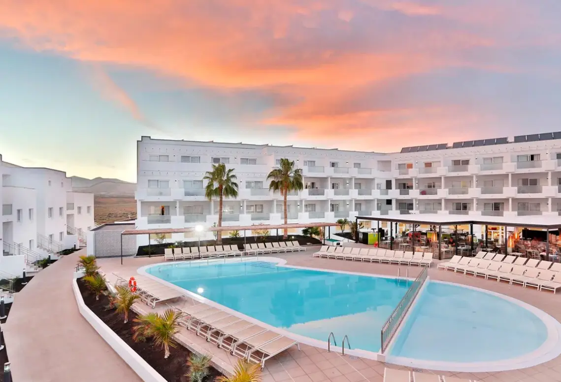 Basen w hotelu Aequora Lanzarote Suites