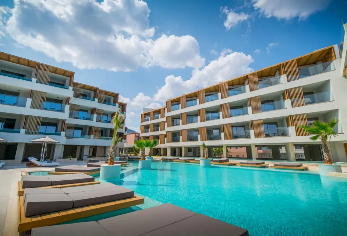 Basen w hotelu Akasha Beach Hotel and Spa