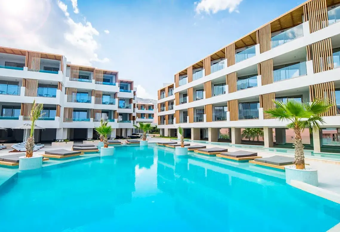 Basen w hotelu Akasha Beach Hotel and Spa