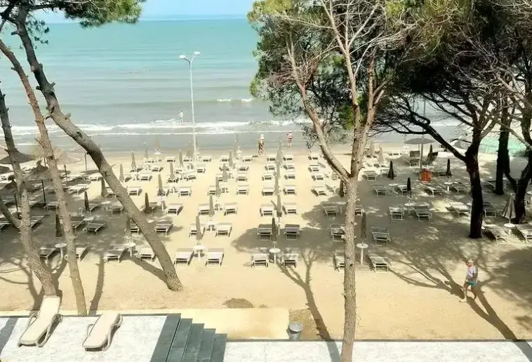 Plaża przy hotelu Alexander Resort