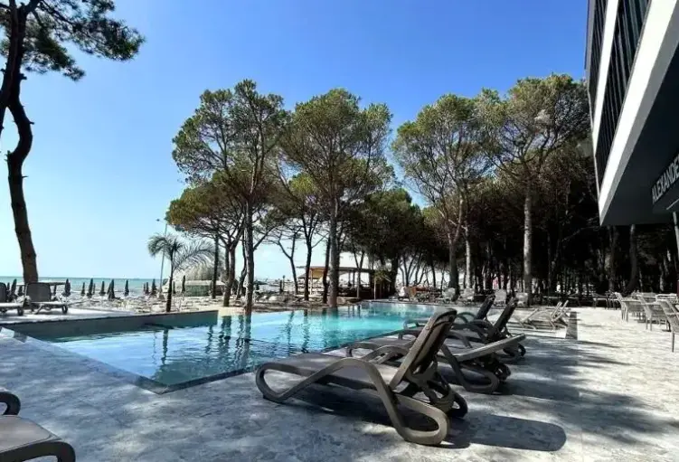 Basen w hotelu Alexander Resort
