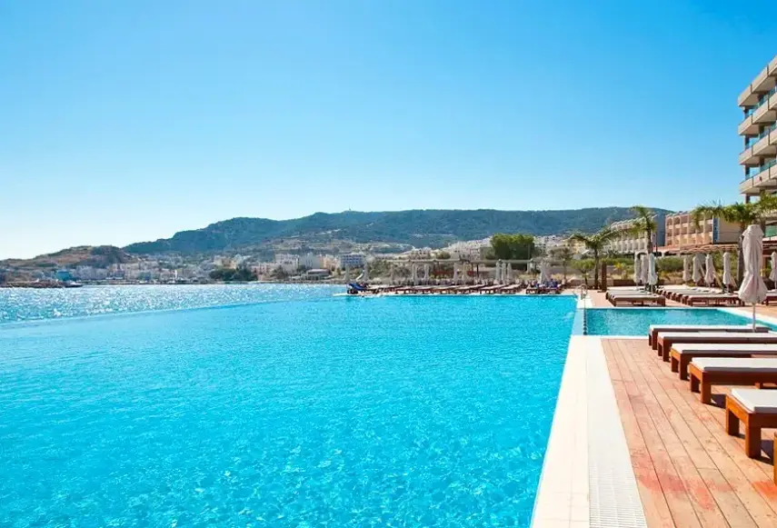 Basen w hotelu Alimounda Mare