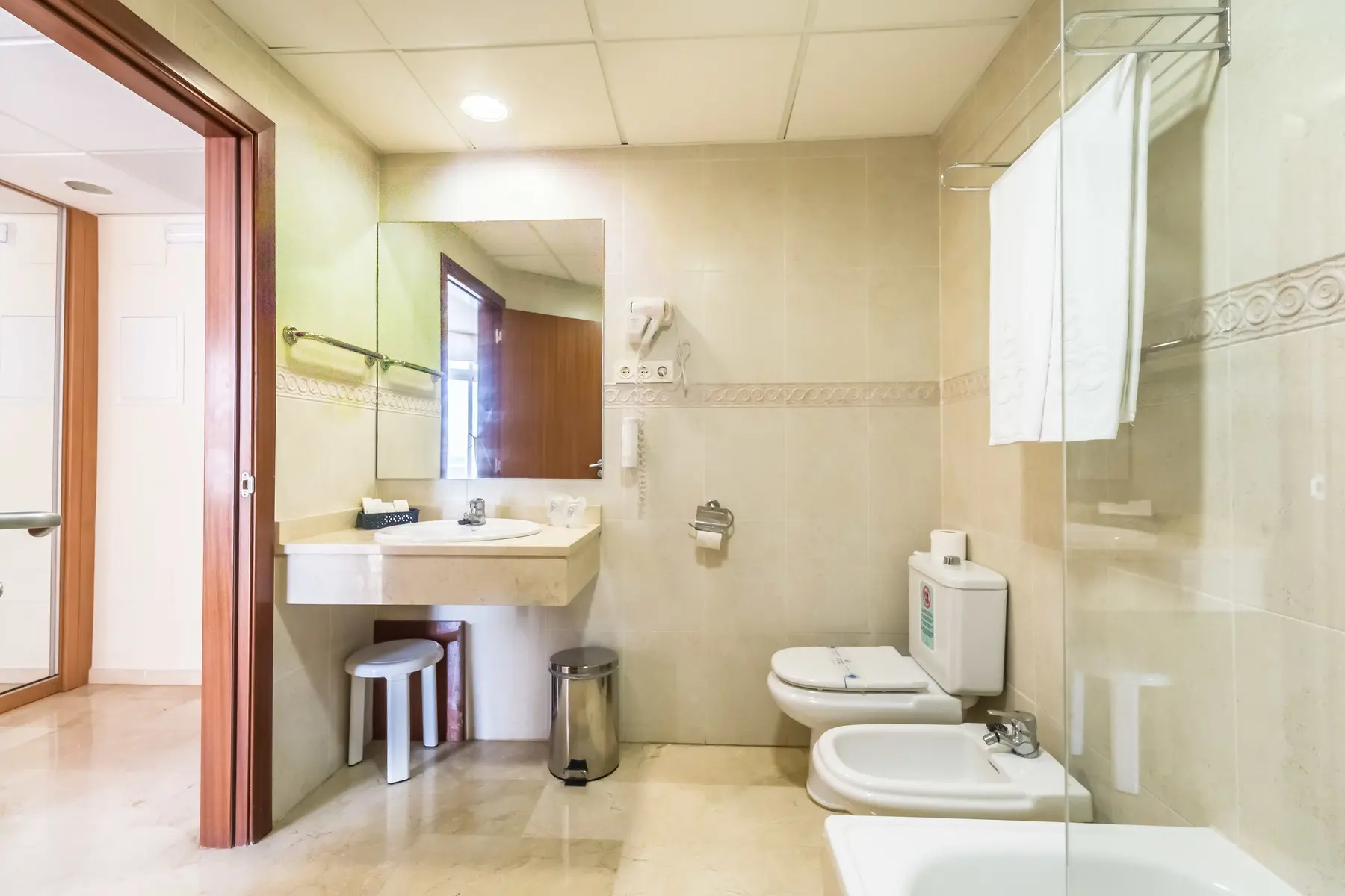 Łazienka w pokoju hotelu Aluasun Lago Rojo