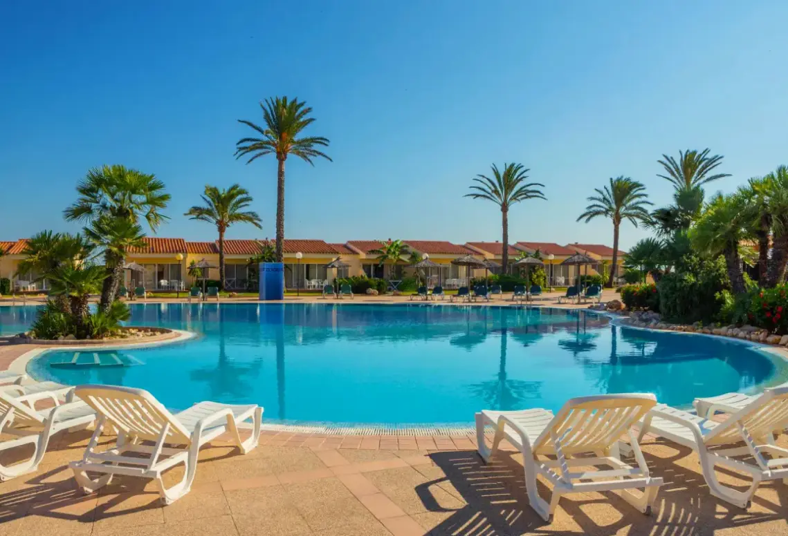 Basen w hotelu AluaSun Mediterráneo