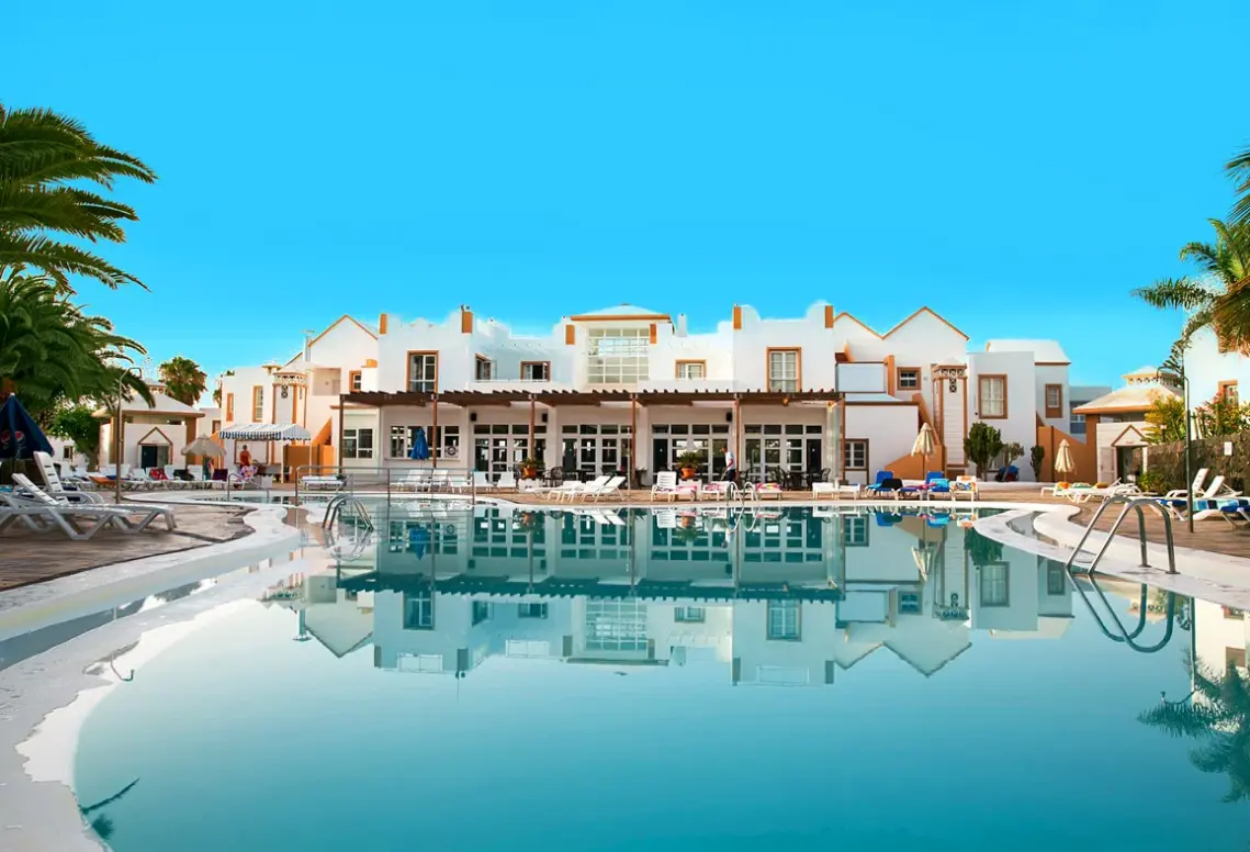 Basen w hotelu Apartamentos Livvo Morromar