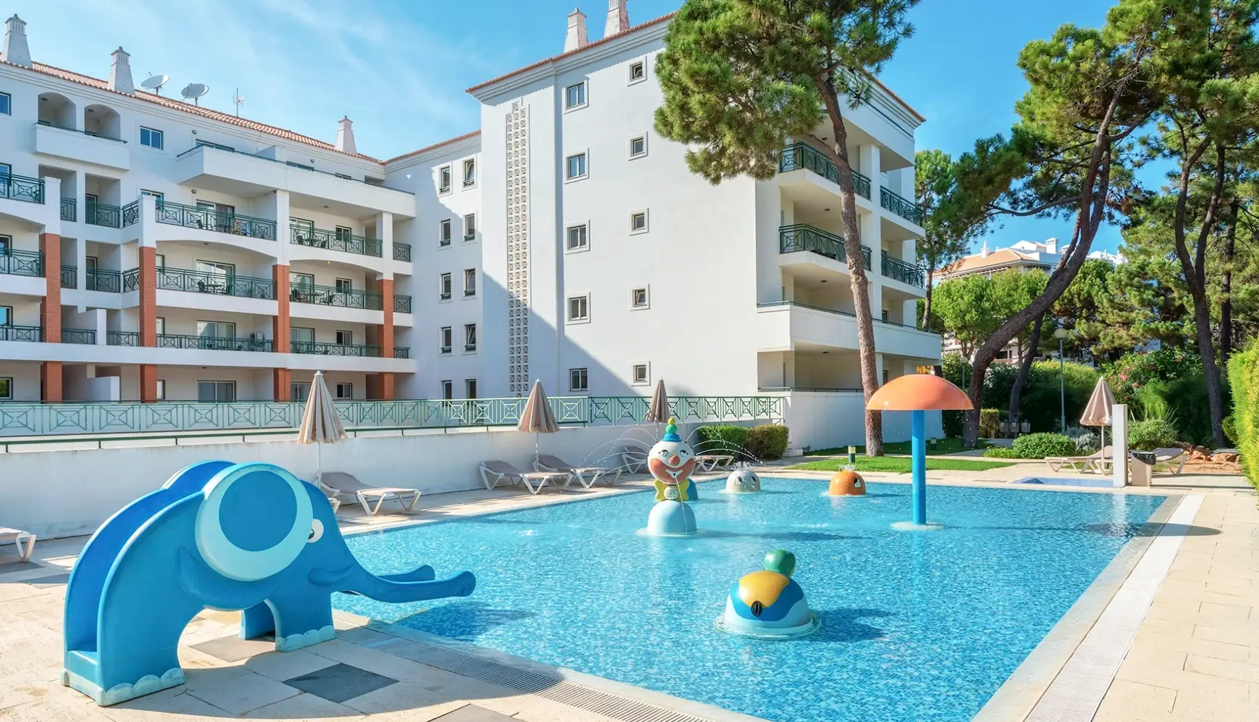 Basen w hotelu Aparthotel Victoria Sports & Beach