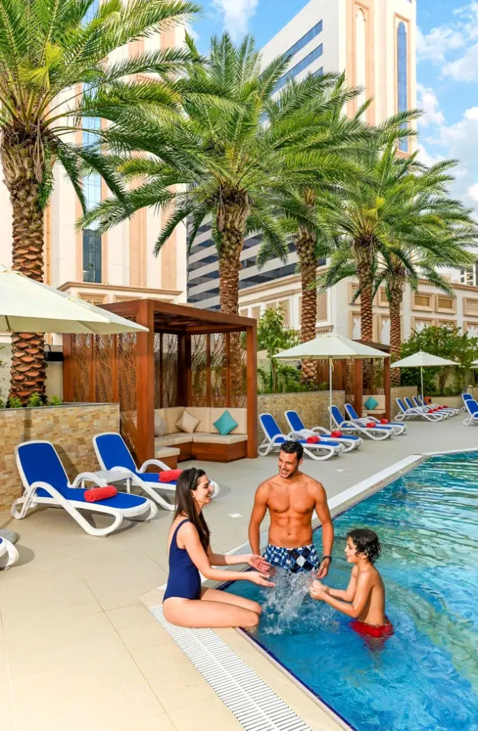 Basen w hotelu Arabian Park Dubai – Edge by Rotana