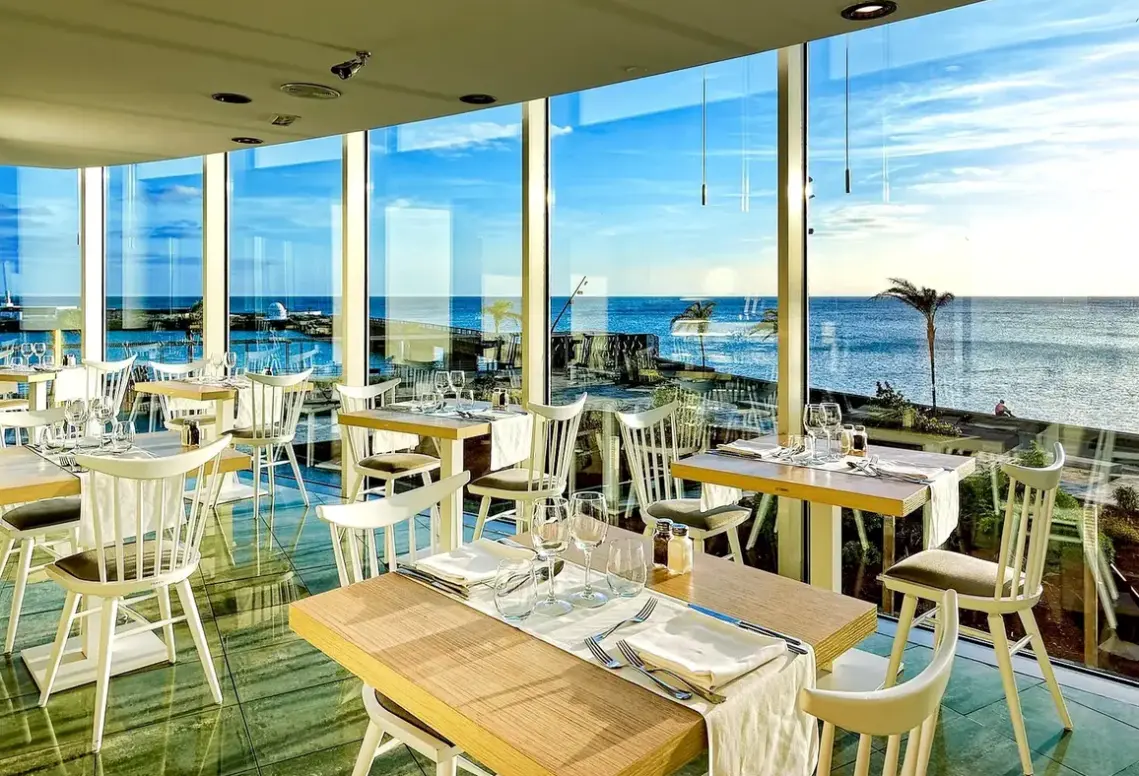 Restauracja i jedzenie w hotelu Arrecife Gran Hotel & Spa