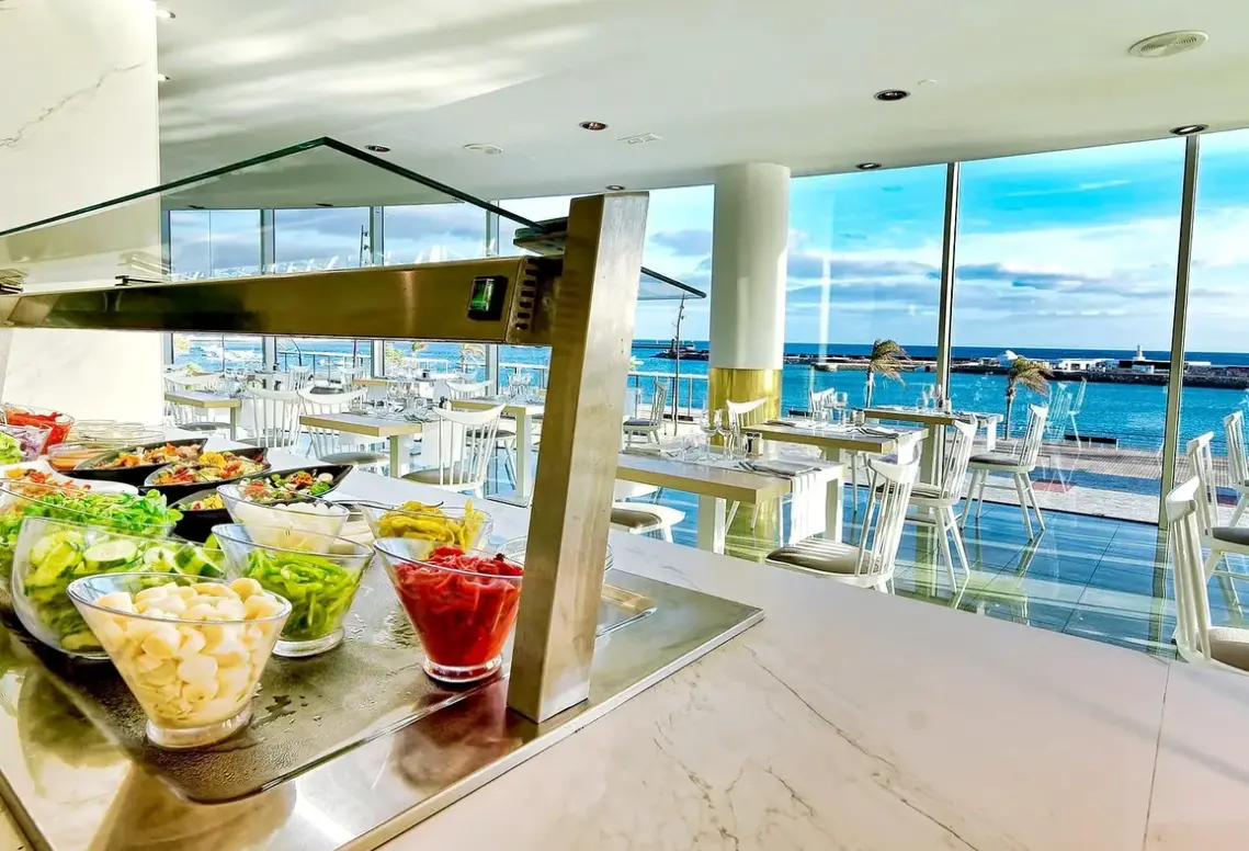 Restauracja i jedzenie w hotelu Arrecife Gran Hotel & Spa