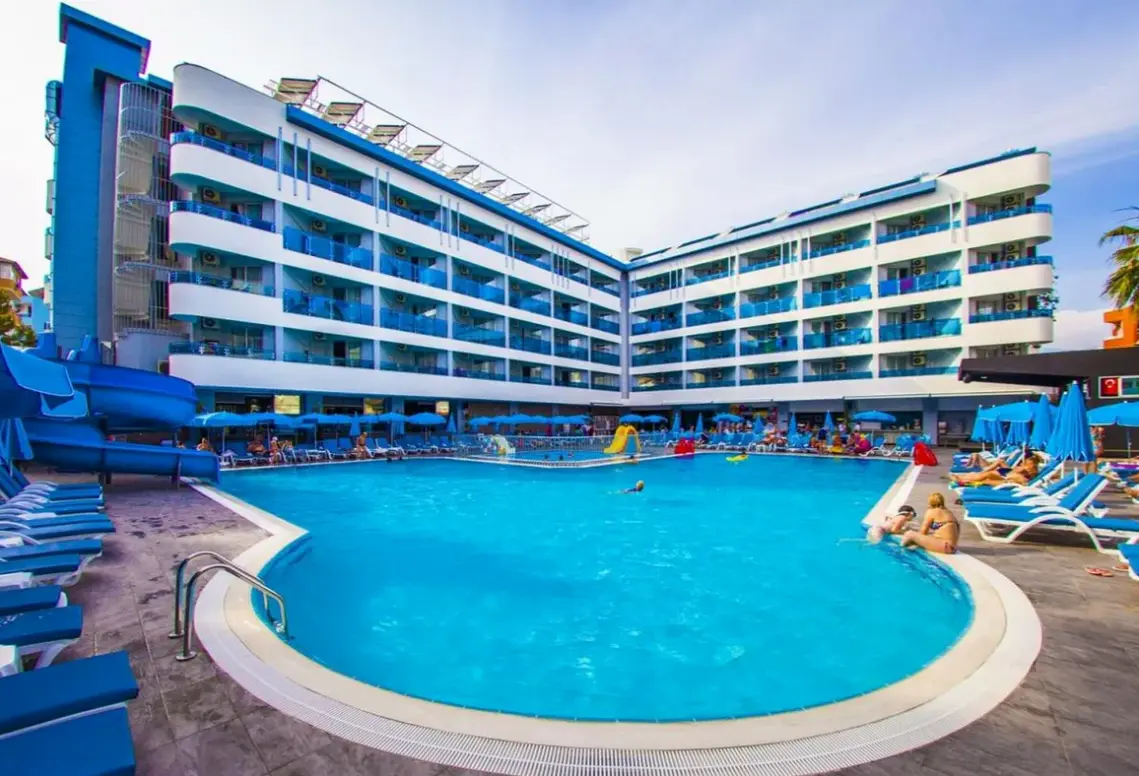 Basen w hotelu Avena Resort & Spa