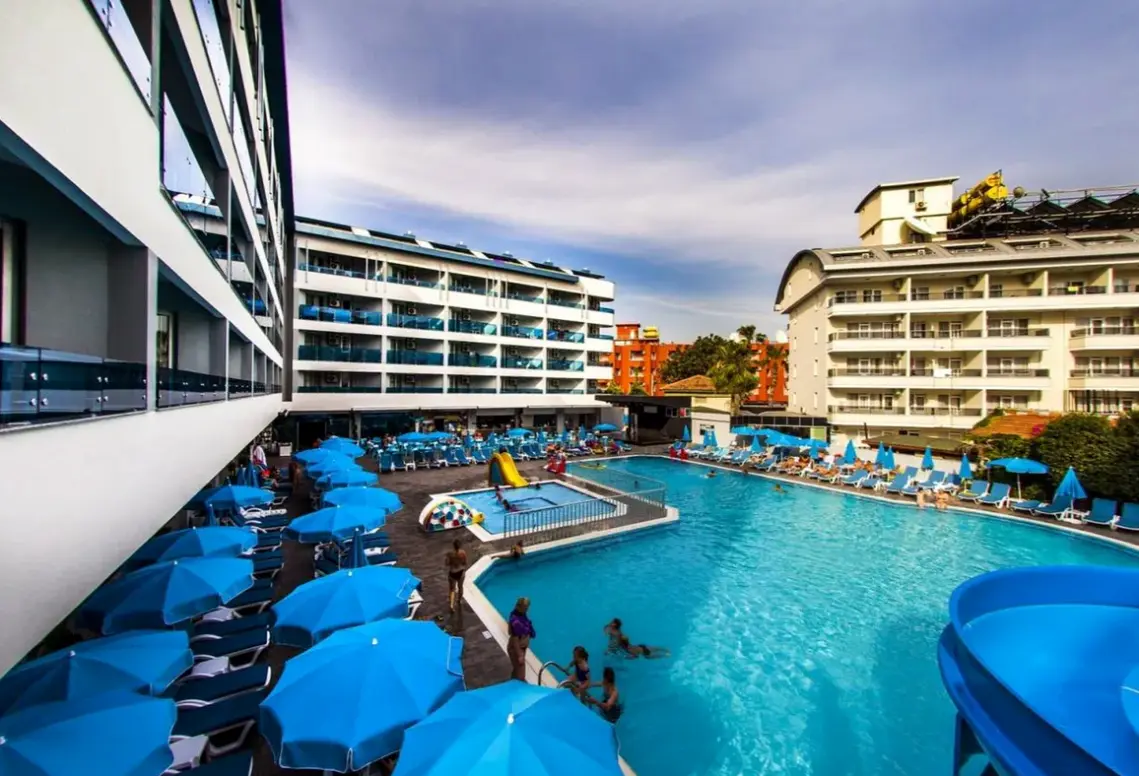 Basen w hotelu Avena Resort & Spa