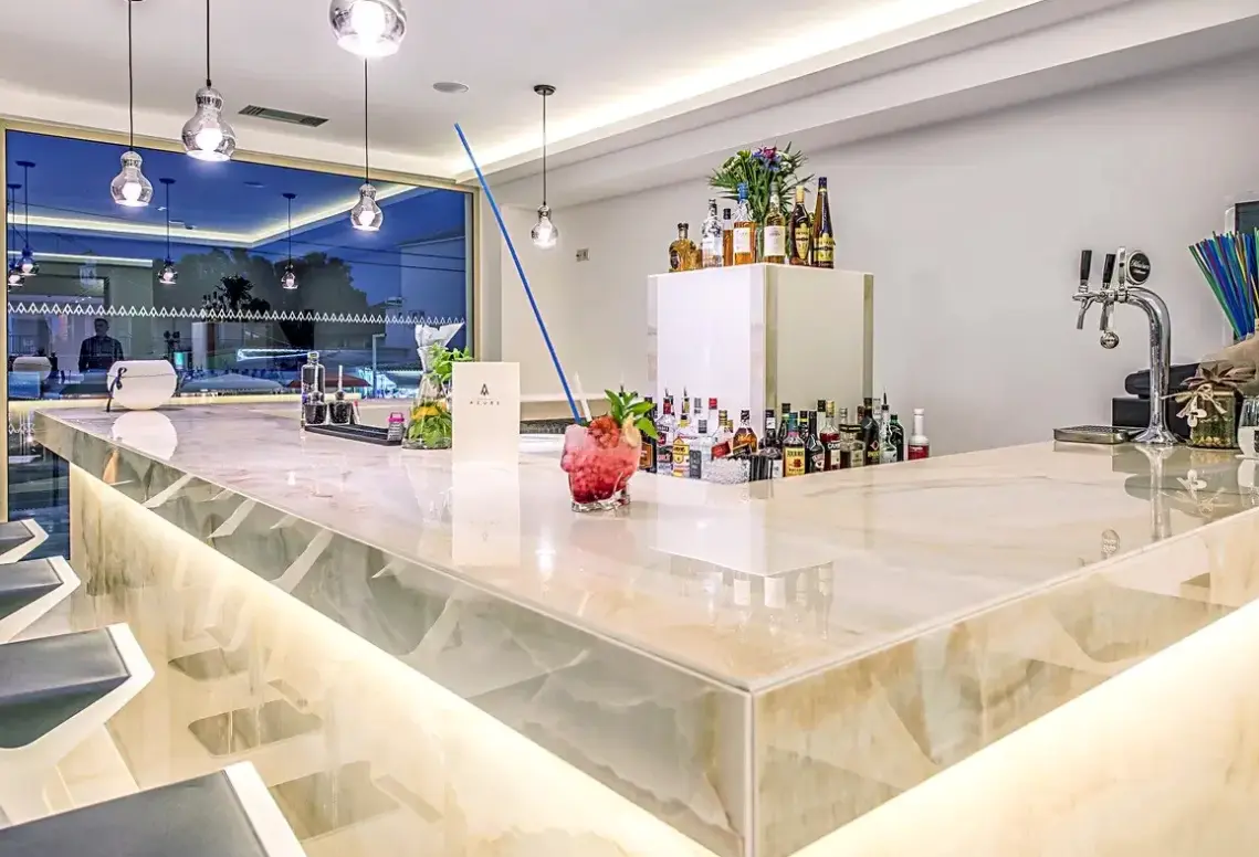 Restauracja i jedzenie w hotelu Azure Resort & Spa