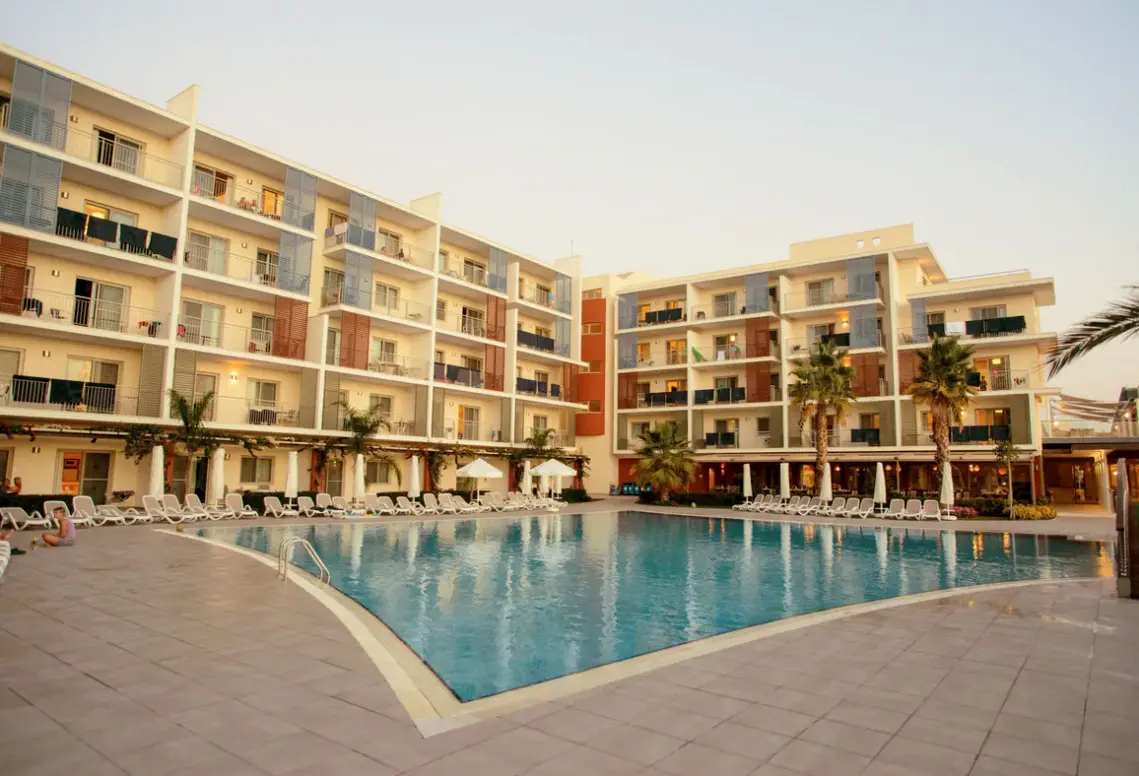 Basen w hotelu Barut Goia