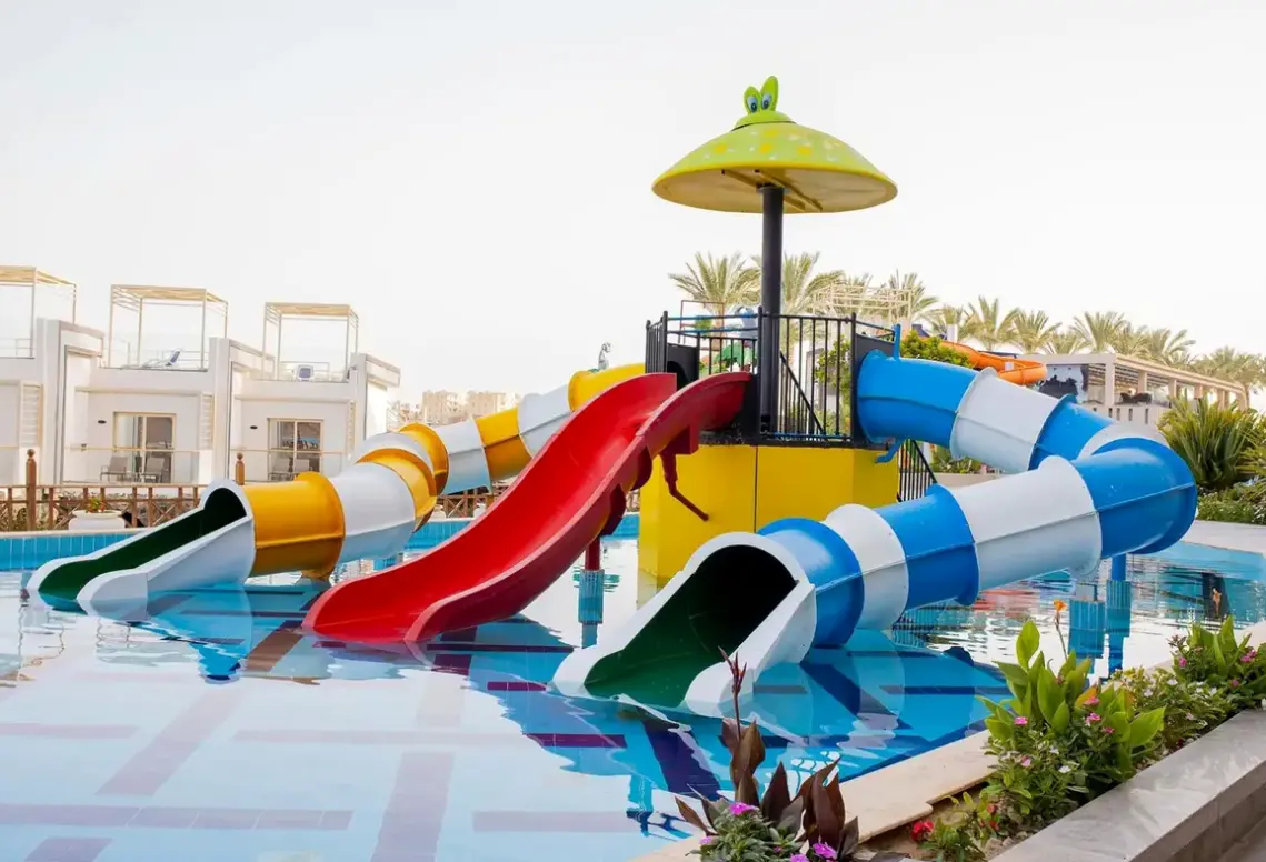 Basen w hotelu Bellagio Beach Resort & Spa