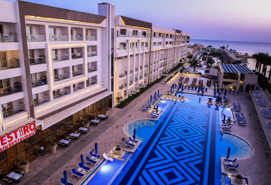 Basen w hotelu Bellagio Beach Resort & Spa