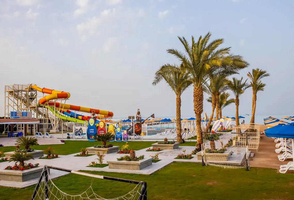 Basen w hotelu Bellagio Beach Resort & Spa