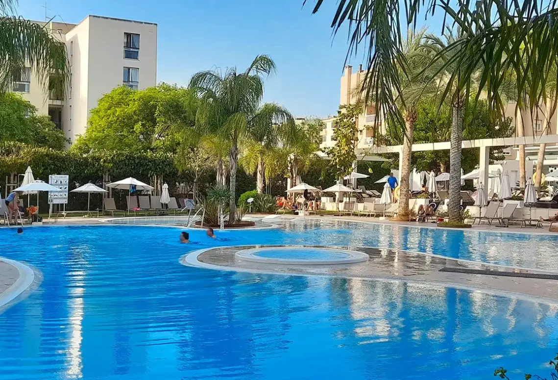 Basen w hotelu BG Caballero