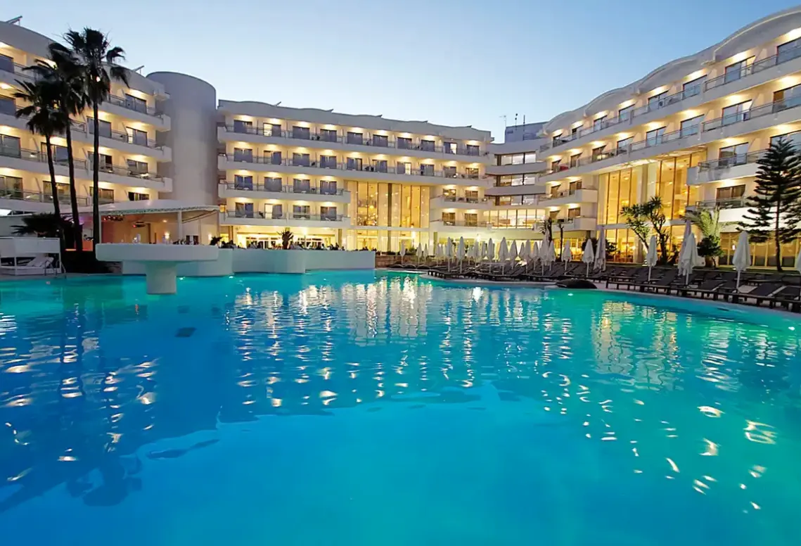Basen w hotelu BG Rei del Mediterrani Palace