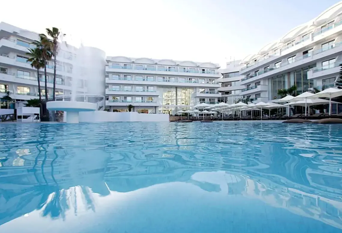 Basen w hotelu BG Rei del Mediterrani Palace