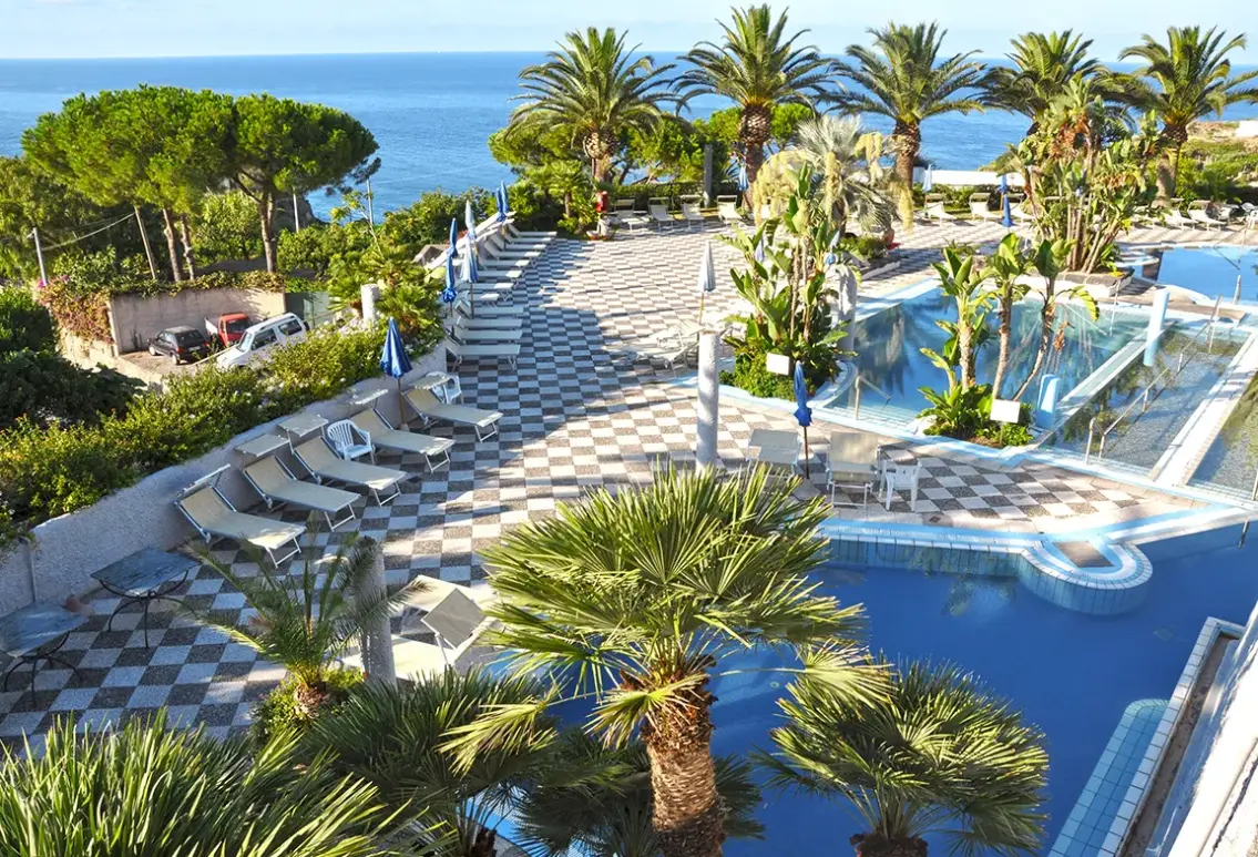 Basen w hotelu Borgo Romantica & Spa