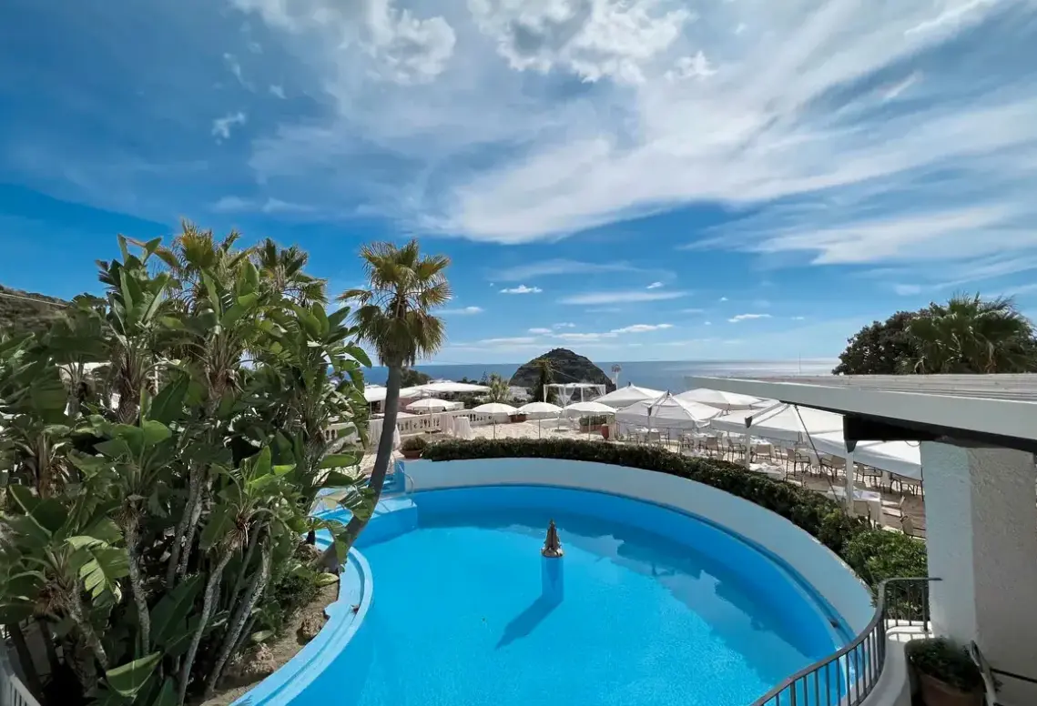 Basen w hotelu Borgo Romantica & Spa