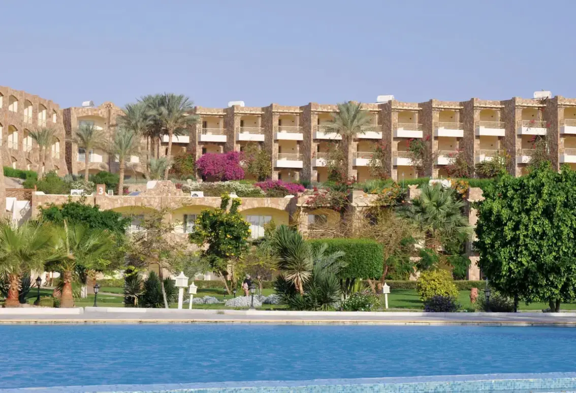 Basen w hotelu Brayka Bay Resort