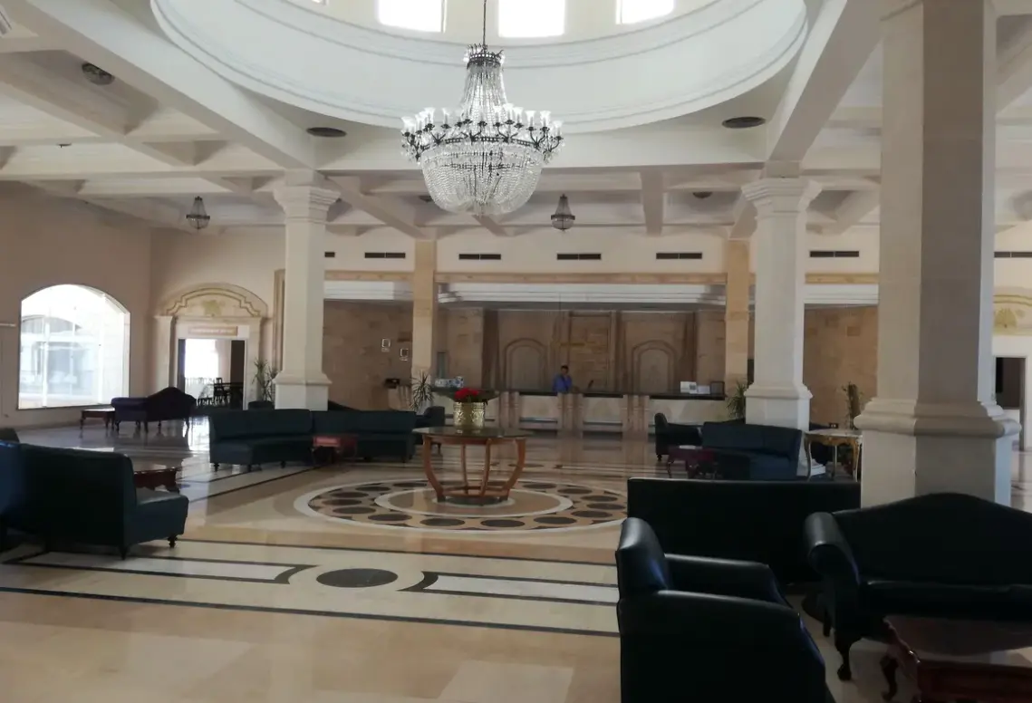 Lobby hotelu Brayka Bay Resort