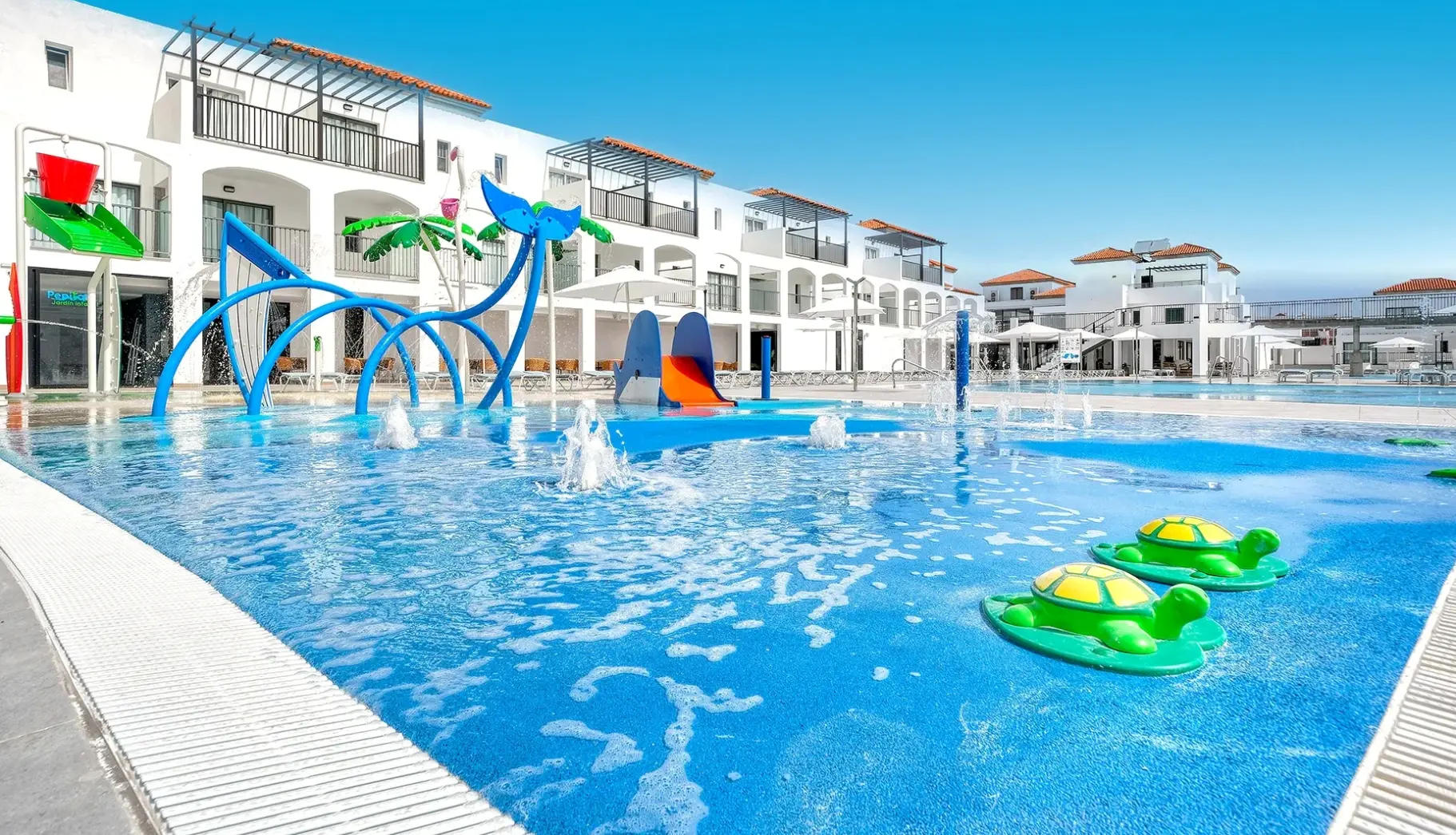 Basen w hotelu Broncemar Beach Suites Hotel