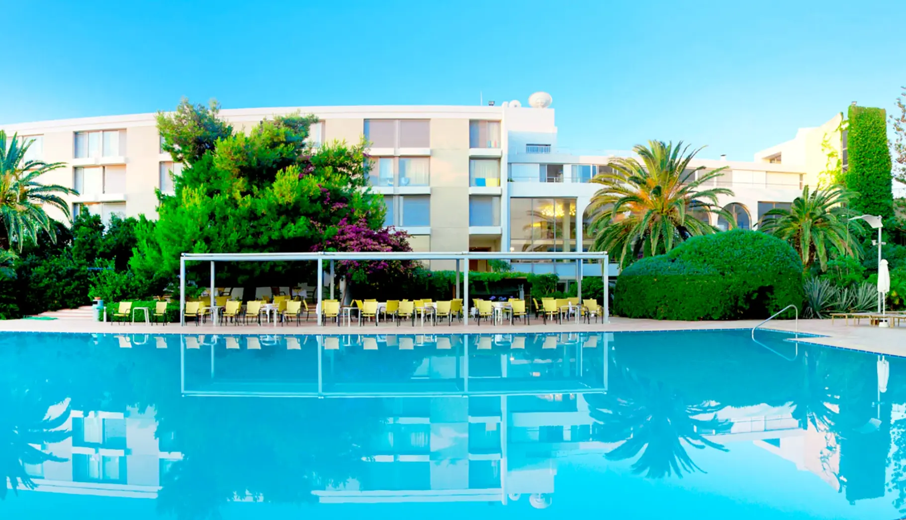 Basen w hotelu Caravia Beach