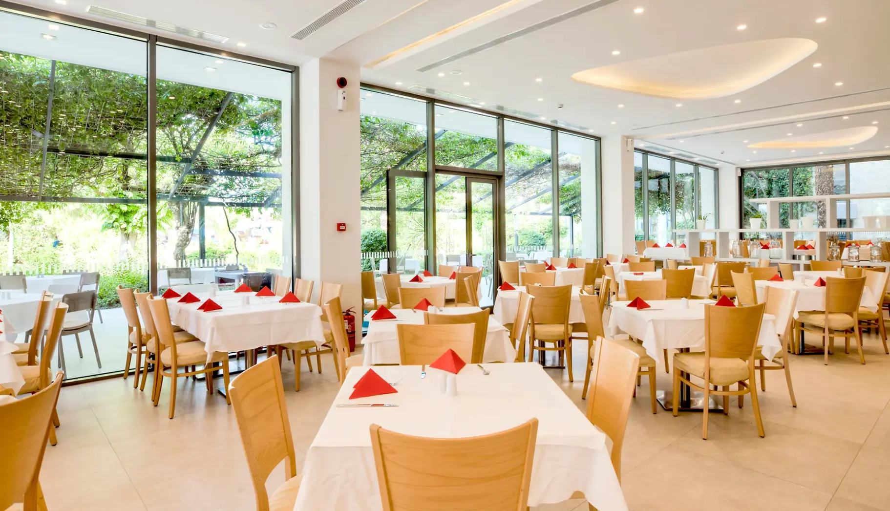 Restauracja i jedzenie w hotelu Caravia Beach