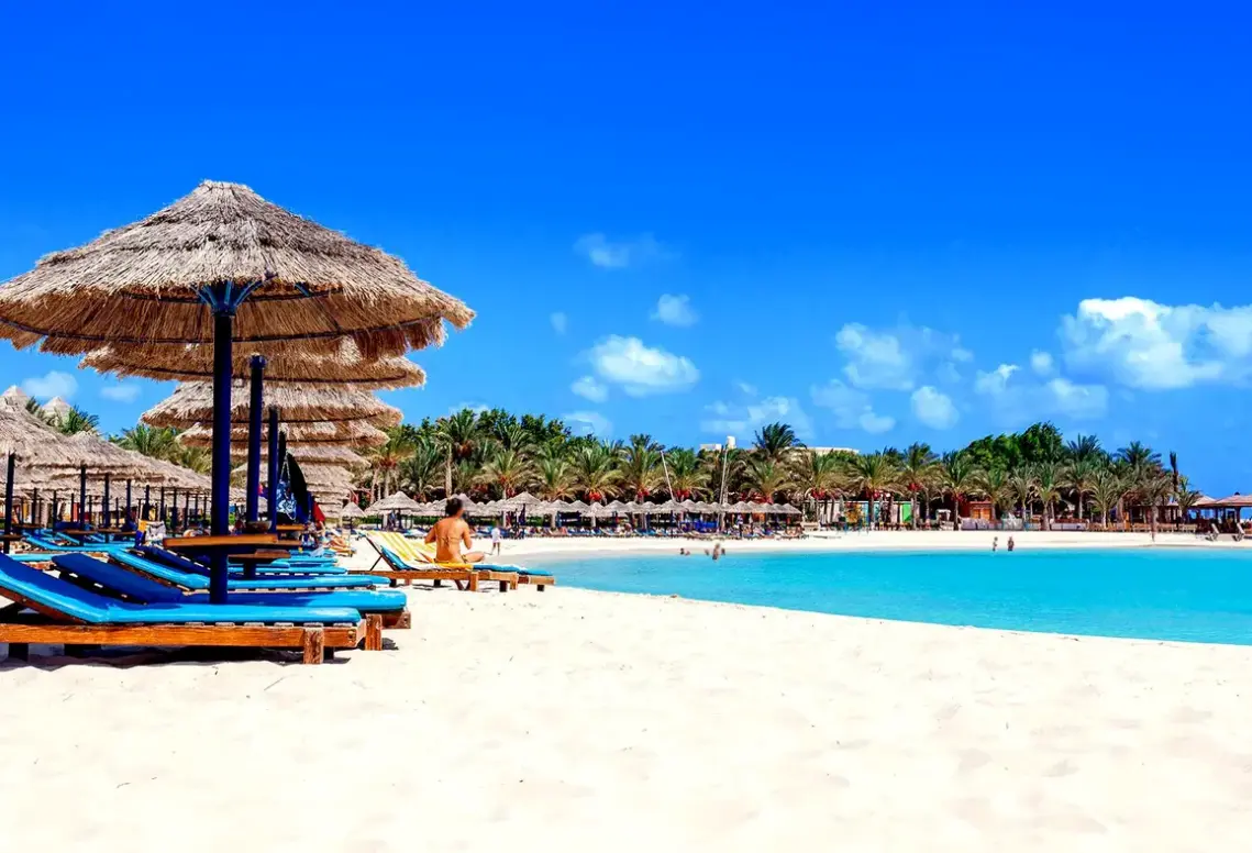 Plaża przy hotelu Carols Beau Rivage
