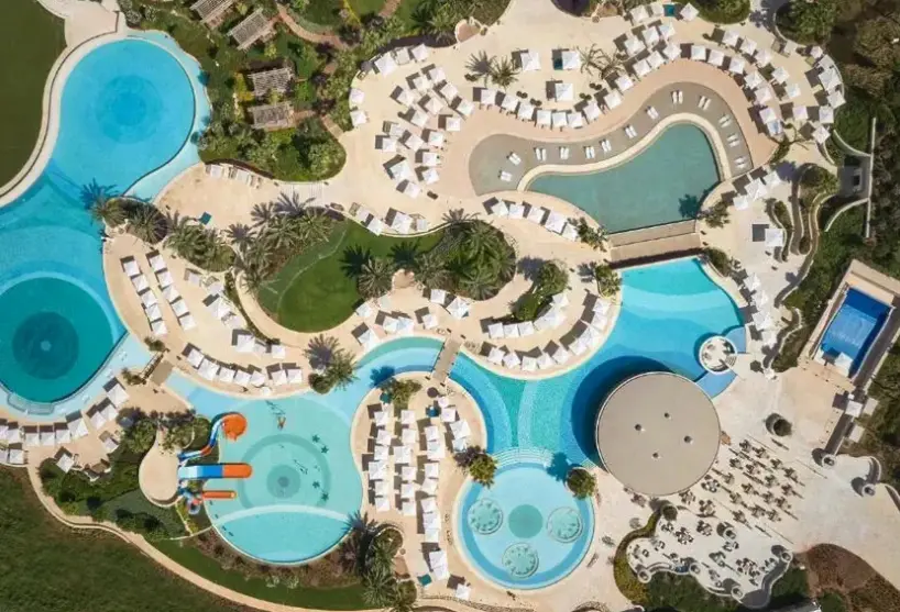 Basen w hotelu City of Dreams Mediterranean