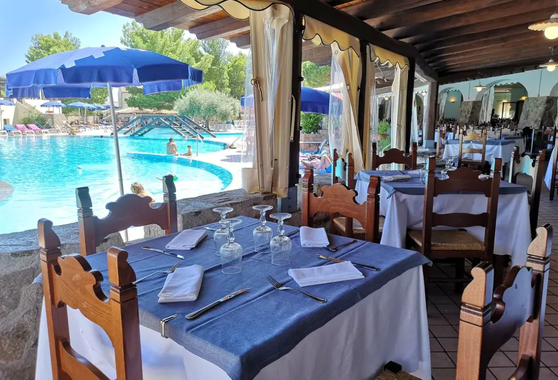 Restauracja i jedzenie w hotelu Club Esse Cala Gonone