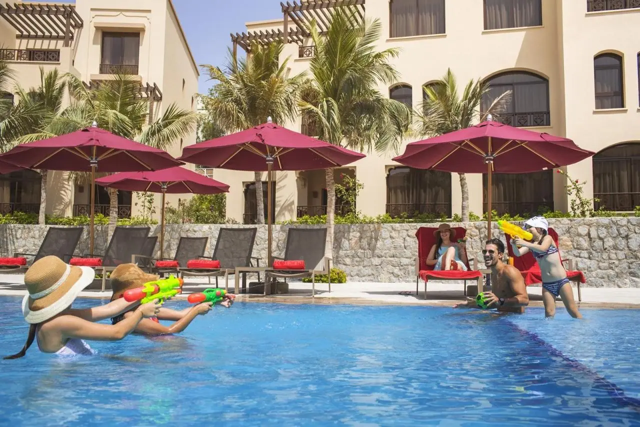 Basen w hotelu Cove Rotana Resort