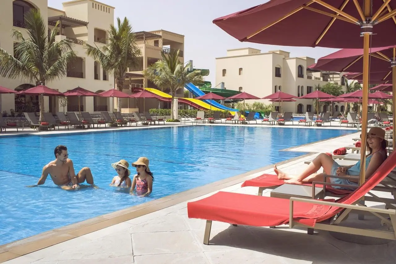 Basen w hotelu Cove Rotana Resort