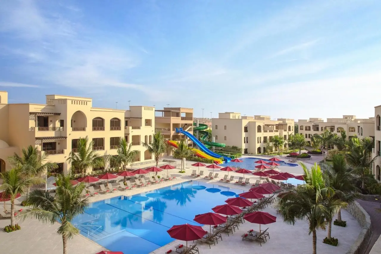 Basen w hotelu Cove Rotana Resort