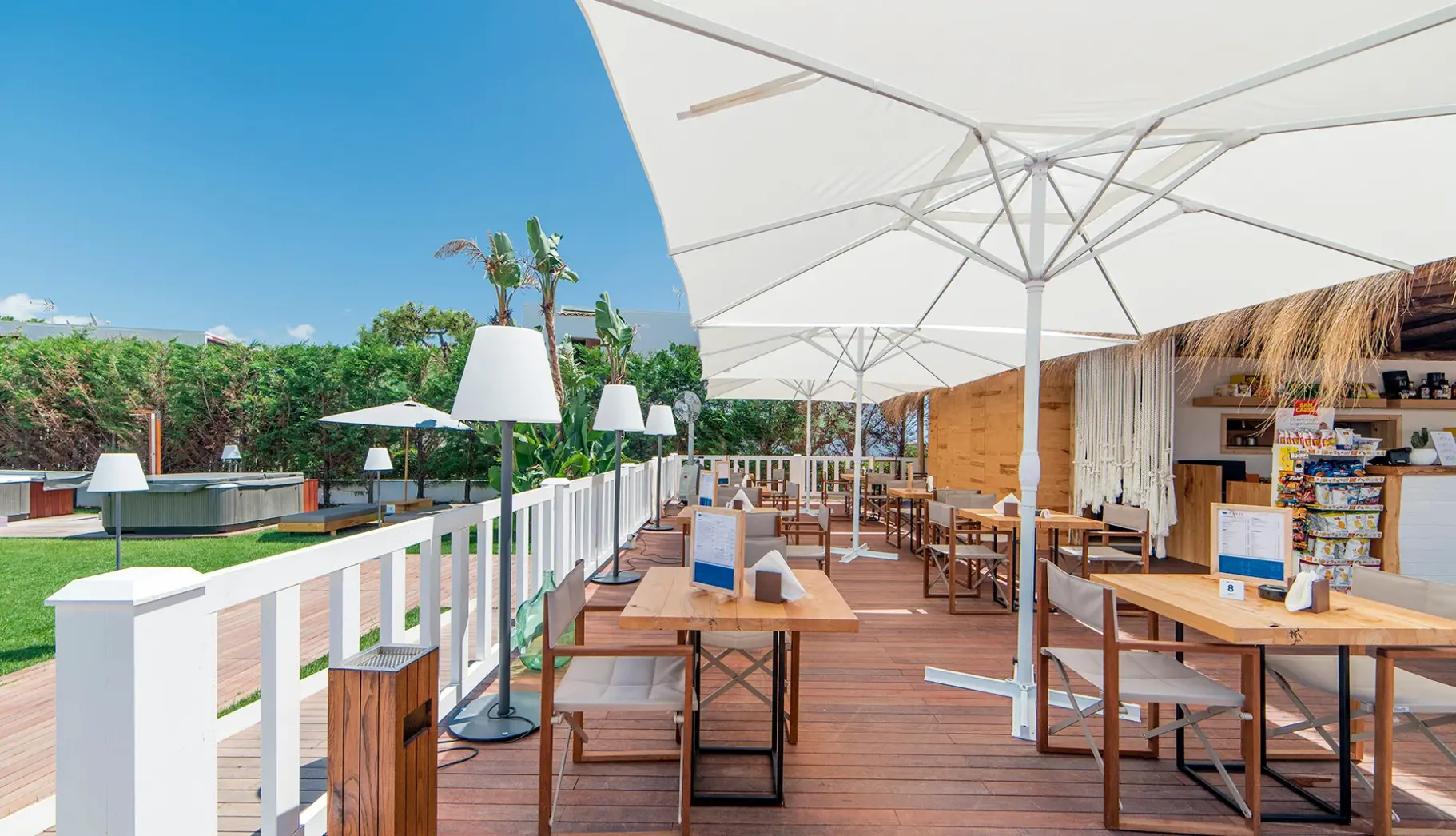 Restauracja i jedzenie w hotelu Cumeja Beach Club