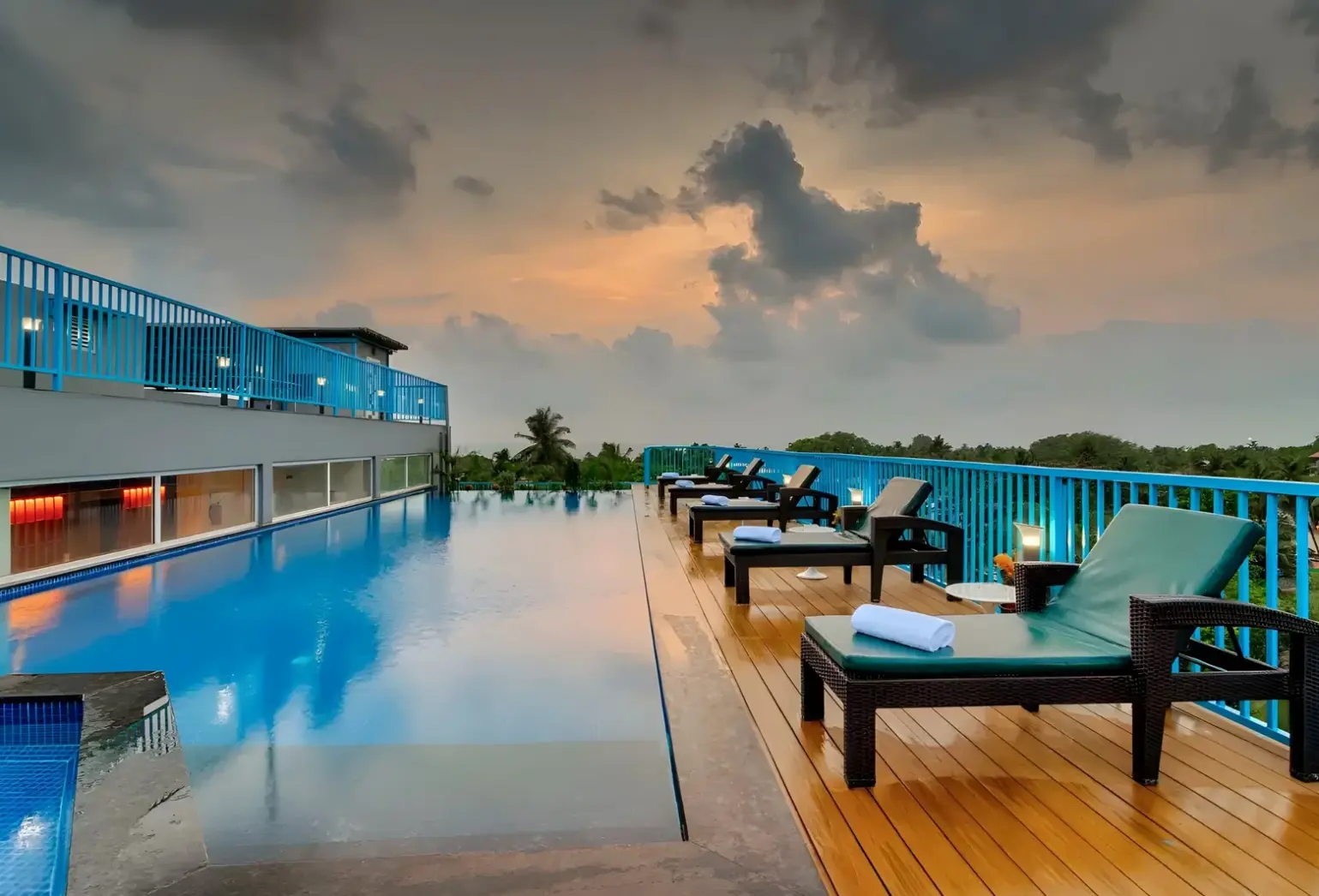 Basen w hotelu De Mandarin Goa