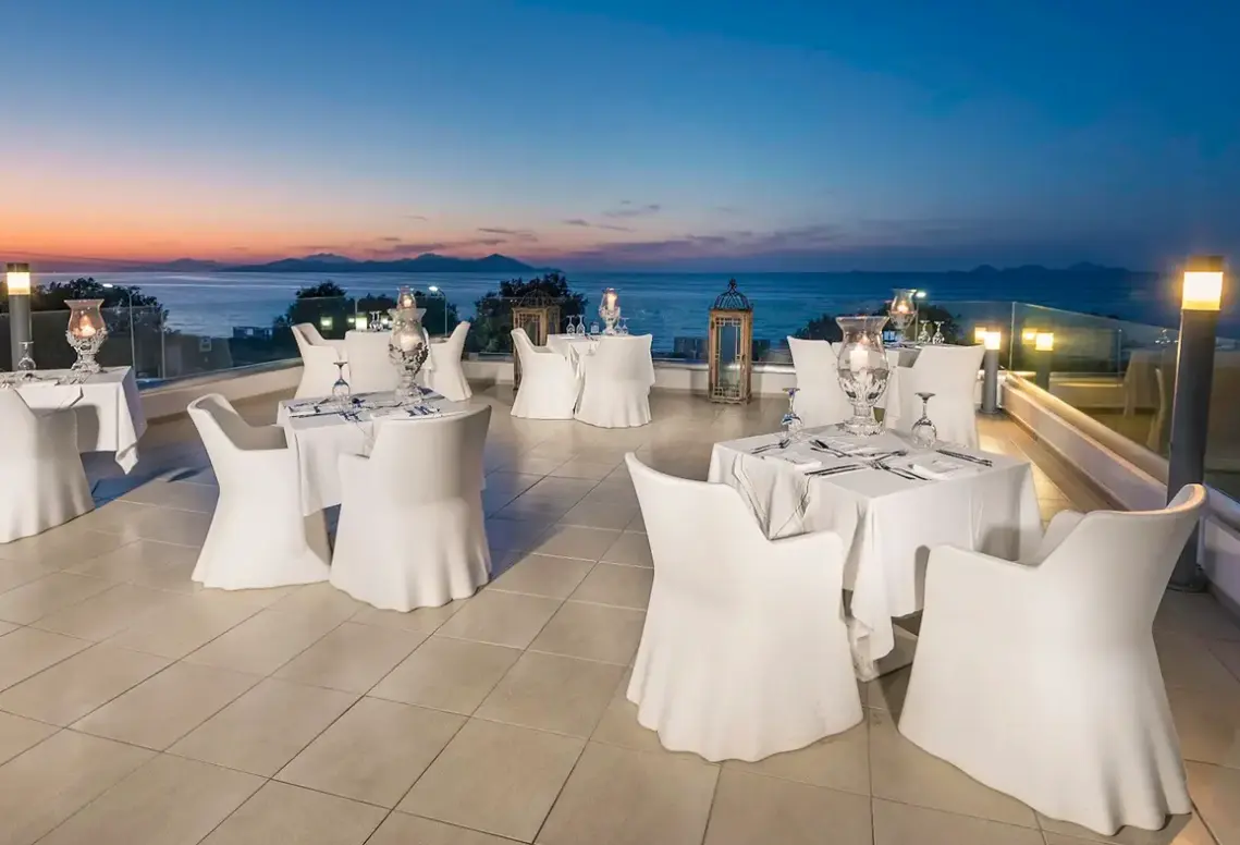 Restauracja i jedzenie w hotelu Diamond Deluxe