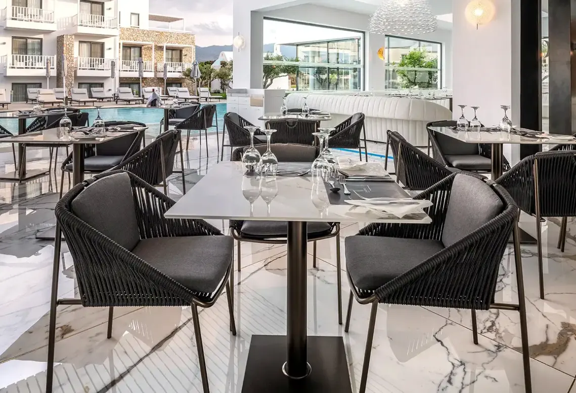 Restauracja i jedzenie w hotelu Diamond Deluxe