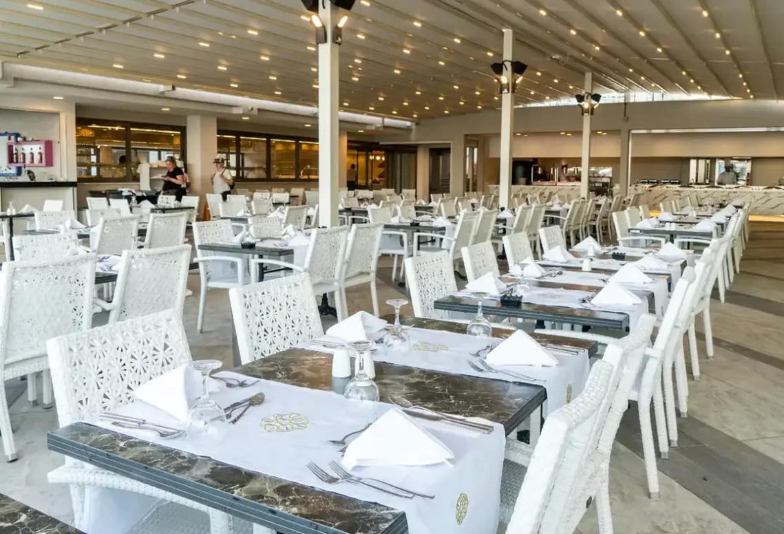 Restauracja i jedzenie w hotelu Emre Hotel & Emre Beach