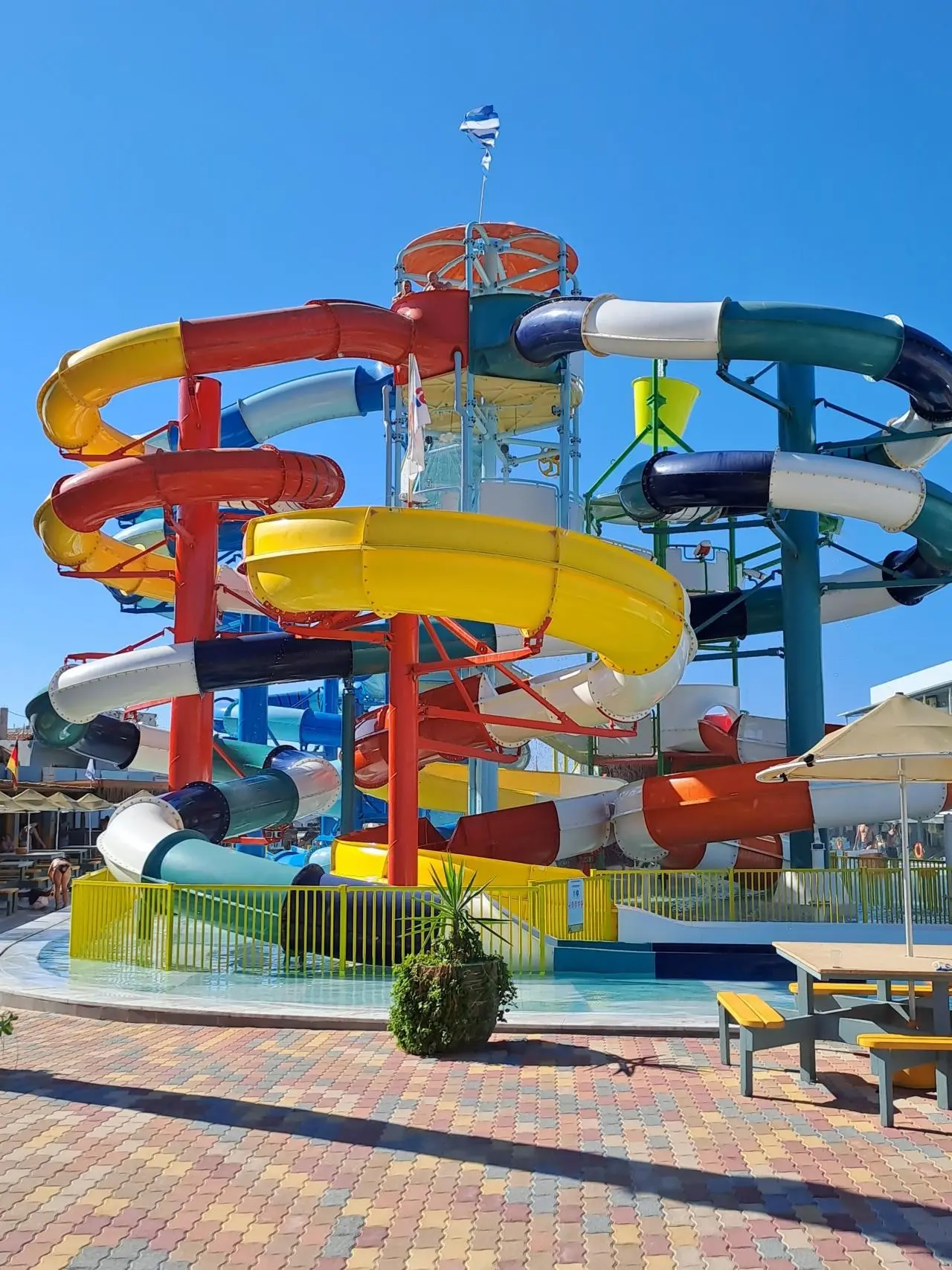 Basen w hotelu Eri Beach & Village