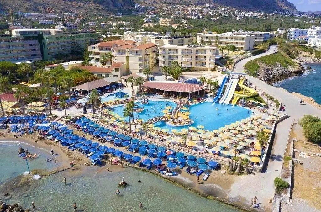 Basen w hotelu Eri Beach & Village
